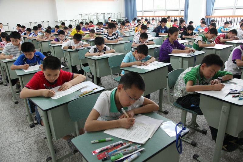 最新小学生优秀作文，春天的绚烂色彩