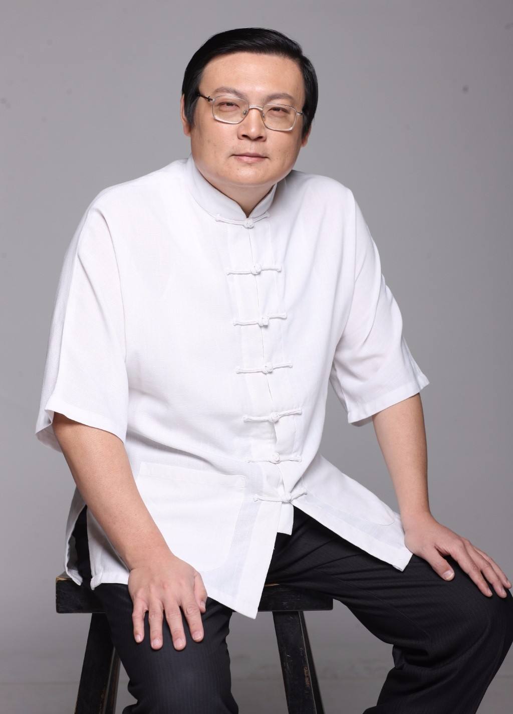 老梁探索时代变迁中的多元角色变迁之路